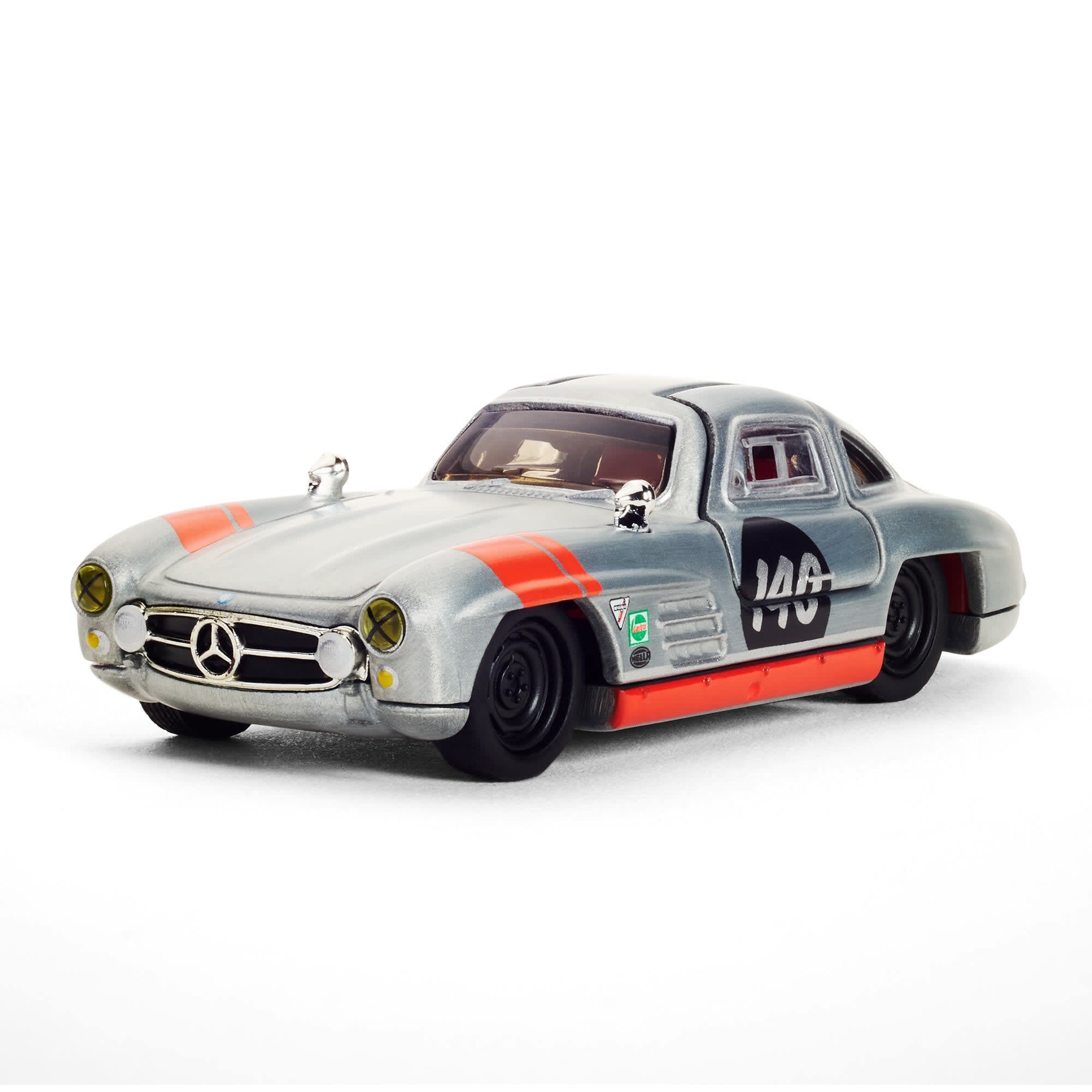 Model samochodu w skali 1:64 przedstawiający srebrny Mercedes-Benz 300 SL z numerem 140 na drzwiach. Posiada czerwone pasy na masce i bokach oraz logo producenta na przodzie.