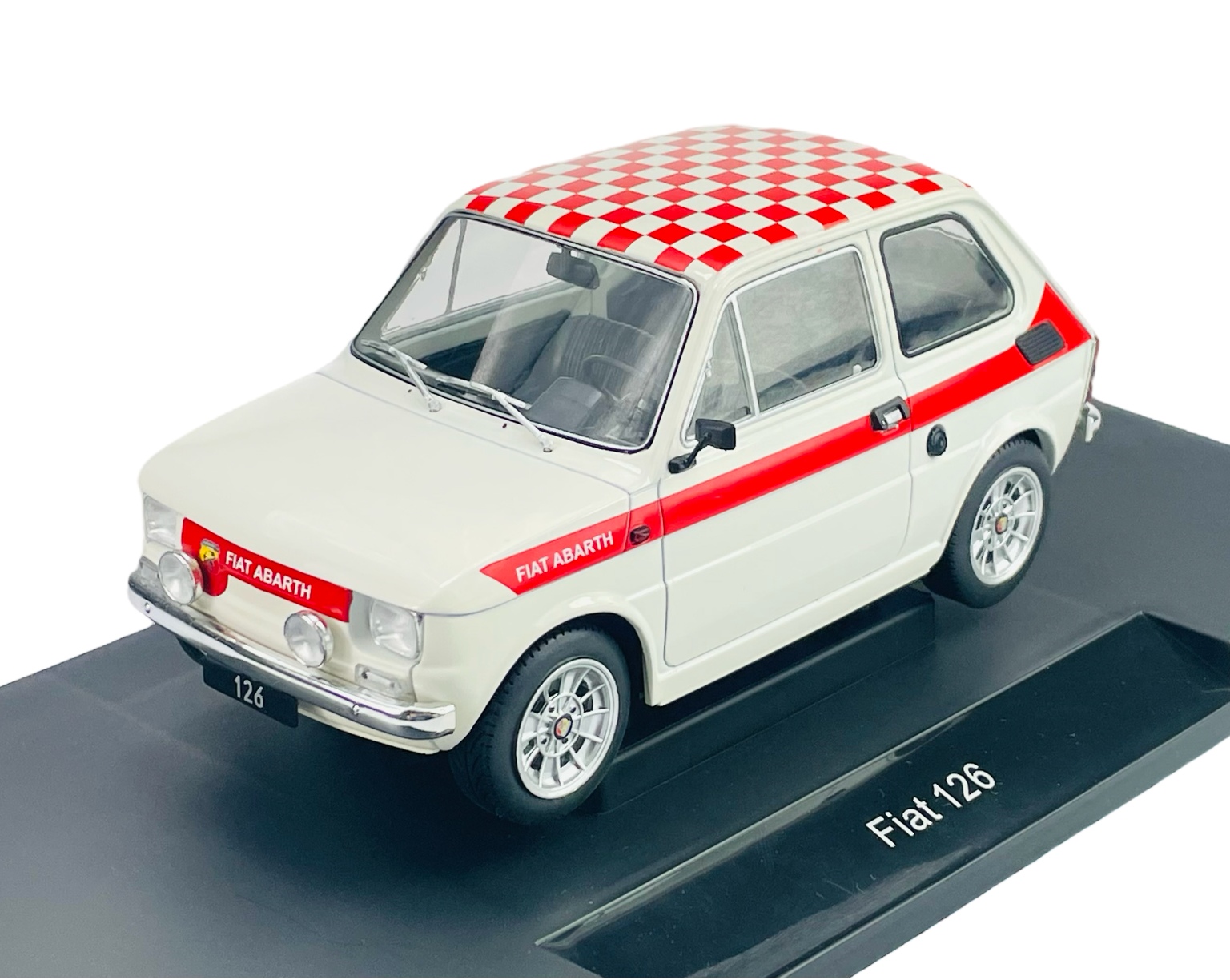 Model samochodu Fiat 126 Abarth w kolorze białym z czerwonymi pasami i szachownicą na dachu, umieszczony na czarnej podstawce z napisem \'Fiat 126\'. Na przodzie widoczny jest napis \'FIAT ABARTH\'.