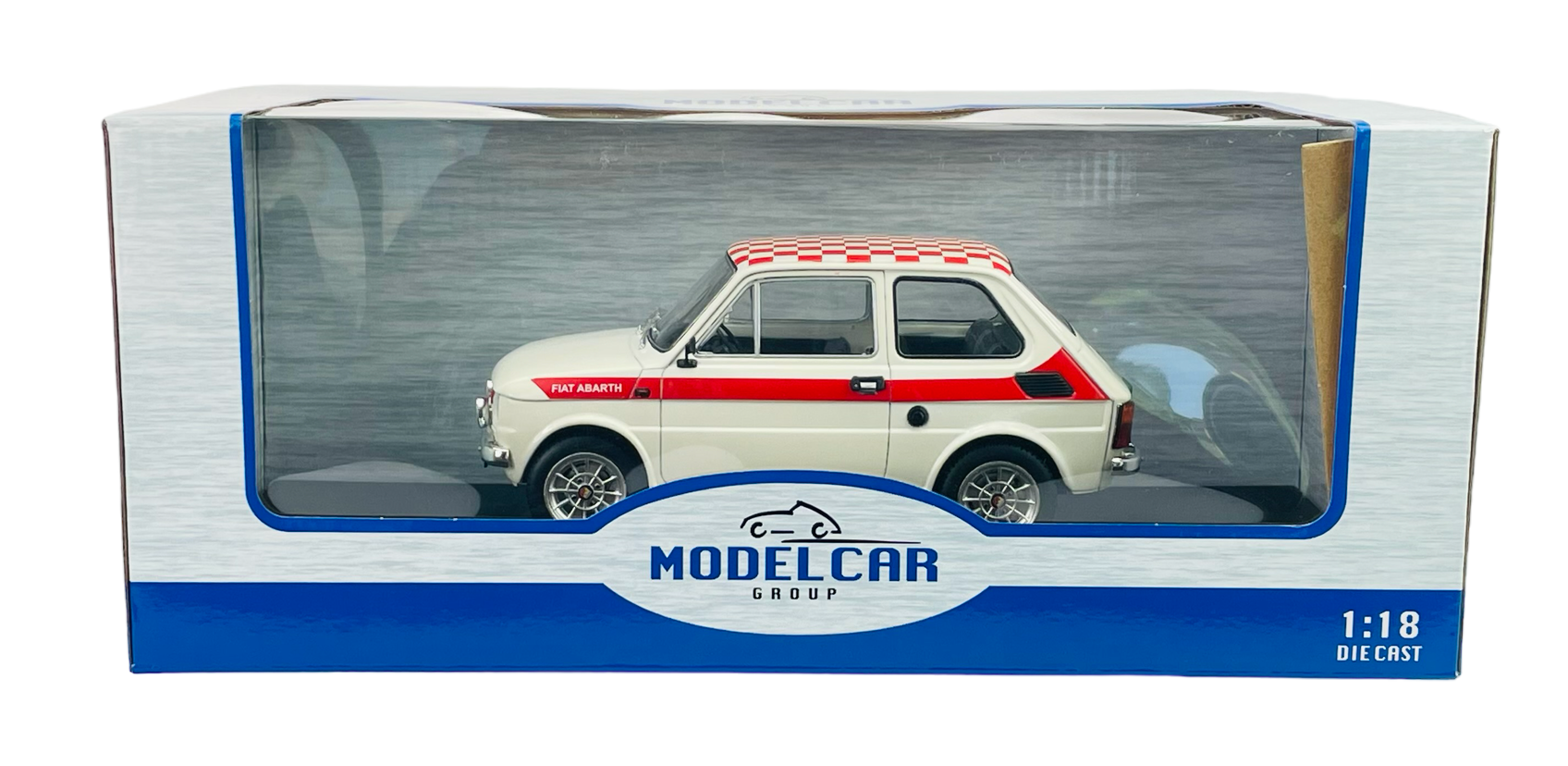 Model samochodu Fiat Abarth w skali 1:18 w kolorze białym z czerwonymi detalami, zapakowany w pudełko z napisem \'MODEL CAR GROUP\'.