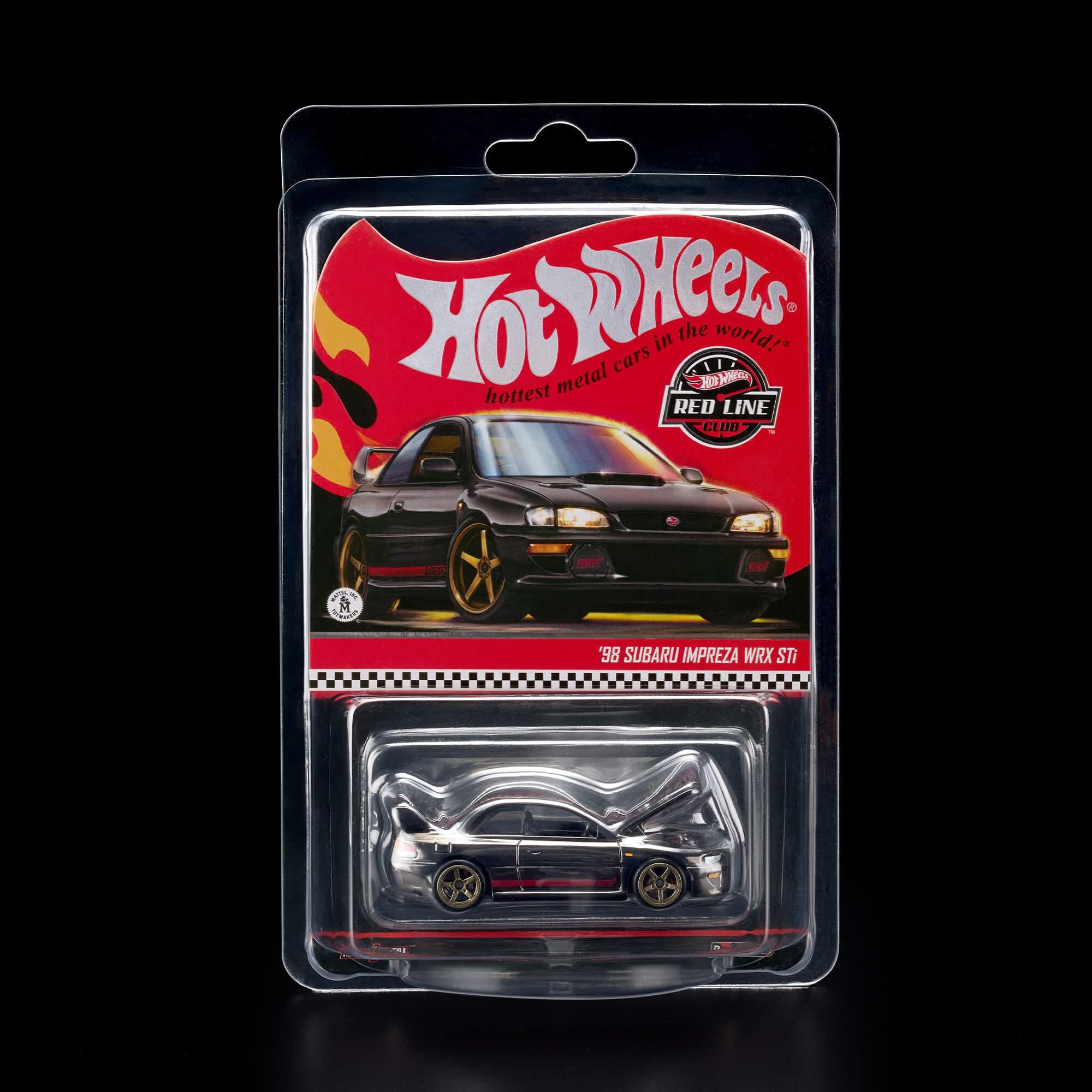 Opakowanie z modelem samochodu \'98 Subaru Impreza WRX STI w skali, z logo \'Hot Wheels\' i \'Red Line Club\' na czerwonym tle. Samochód jest srebrny z czerwonymi detalami i złotymi felgami, umieszczony w przezroczystym plastikowym pudełku.