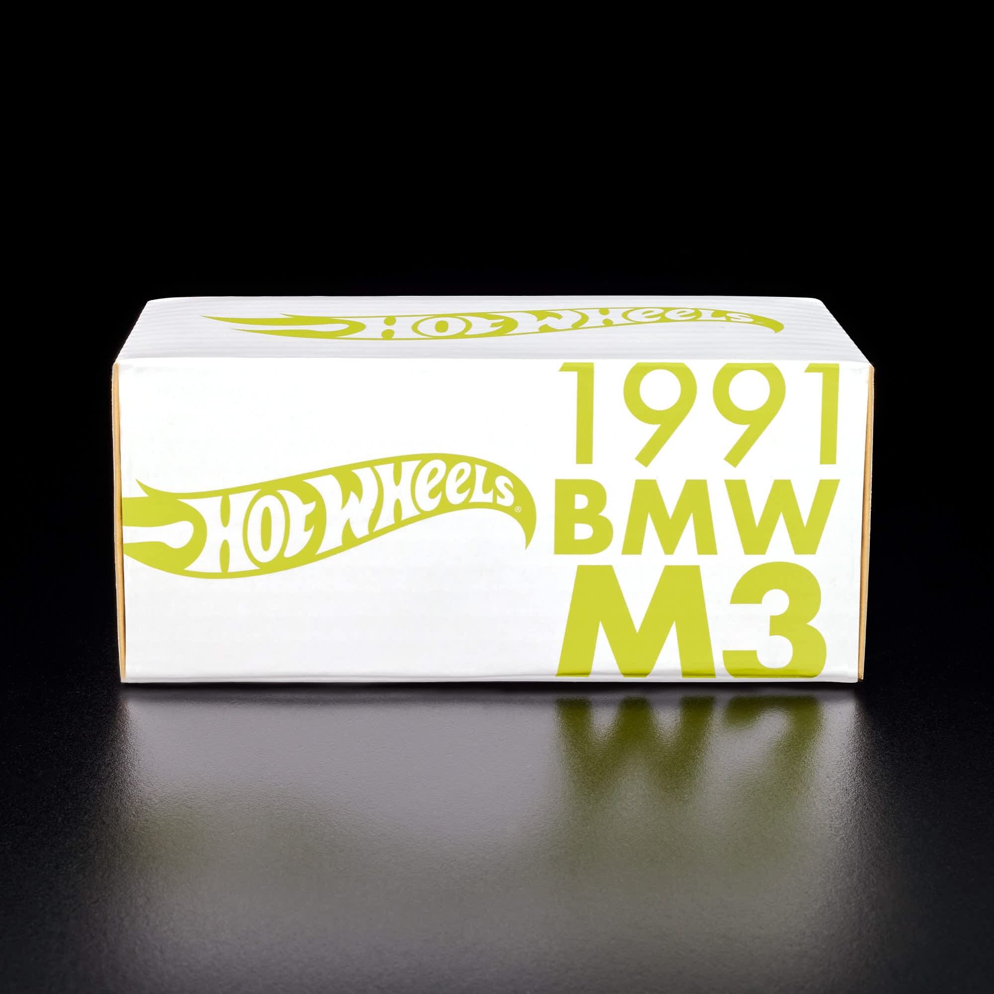 Białe pudełko z żółtym logo \'Hot Wheels\' oraz napisem \'1991 BMW M3\'.