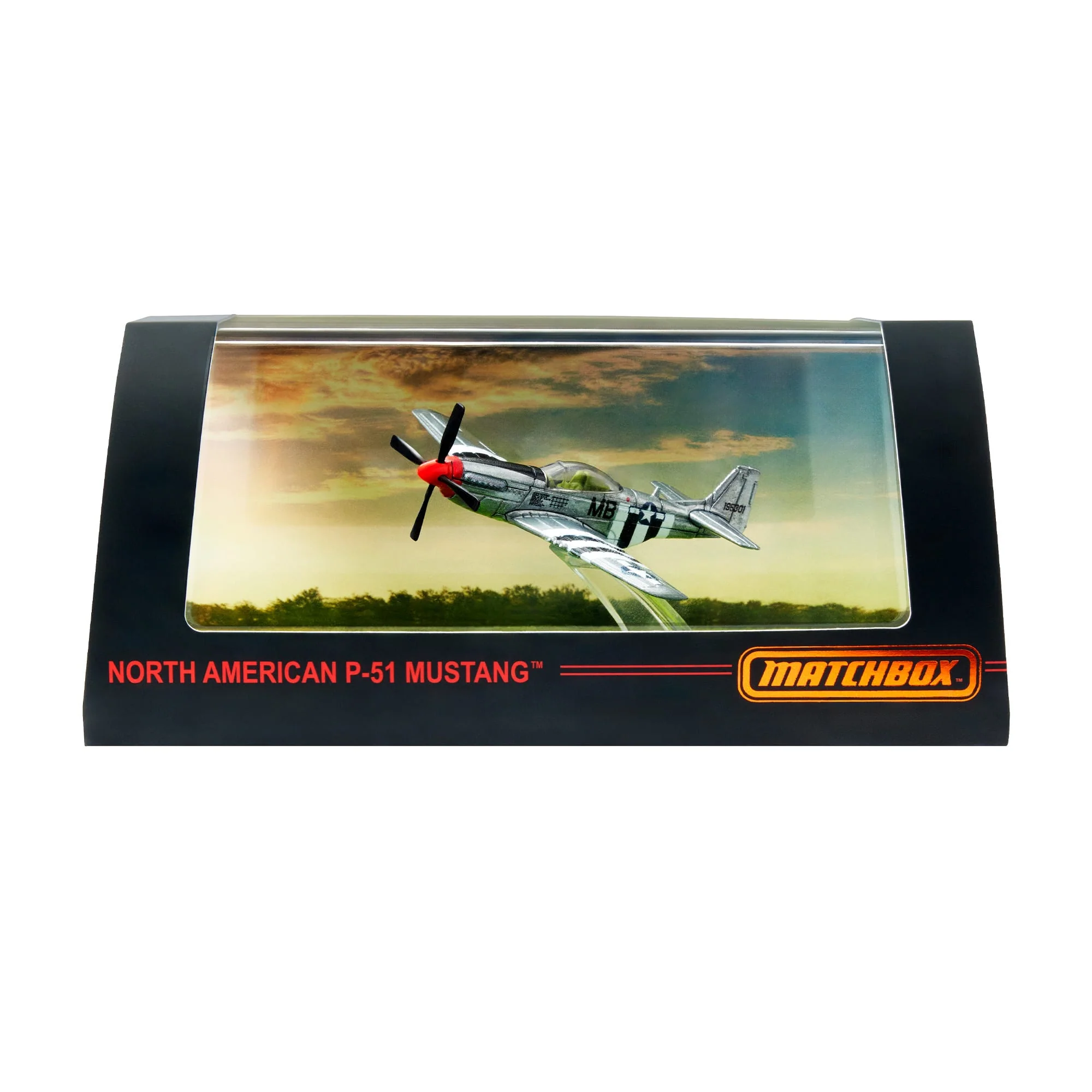 Model samolotu North American P-51 Mustang w opakowaniu z przezroczystym frontem, na tle nieba i krajobrazu. Na opakowaniu widnieje napis \'NORTH AMERICAN P-51 MUSTANG\' oraz logo \'MATCHBOX\'.