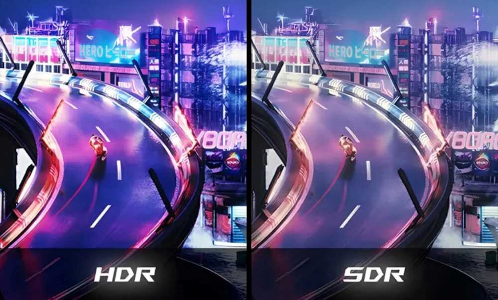 Obraz przedstawia porównanie dwóch wersji wyścigowej gry komputerowej, oznaczonych jako HDR i SDR. Widać zakręt toru wyścigowego z neonowymi światłami i motocyklem, a w tle znajdują się budynki z reklamami.