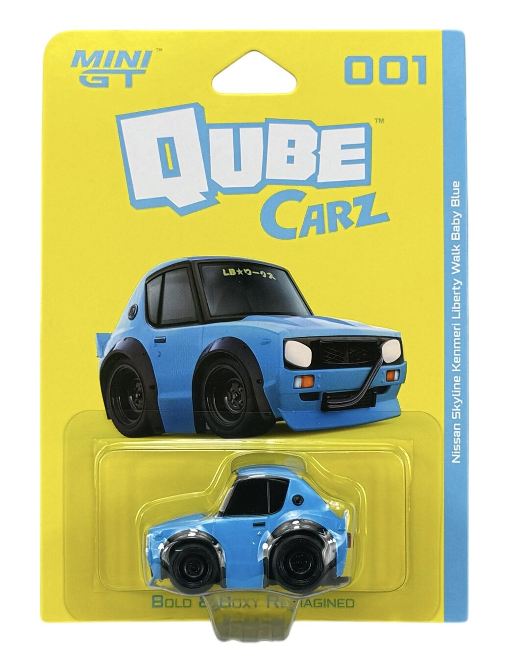 Opakowanie z modelem samochodu w kolorze niebieskim, z dużymi czarnymi kołami, na żółtym tle. Widoczny tekst: \'MINI GT\', \'QUBE CARZ\', \'001\', \'Nissan Skyline Kenmari Liberty Walk Baby Blue\'.