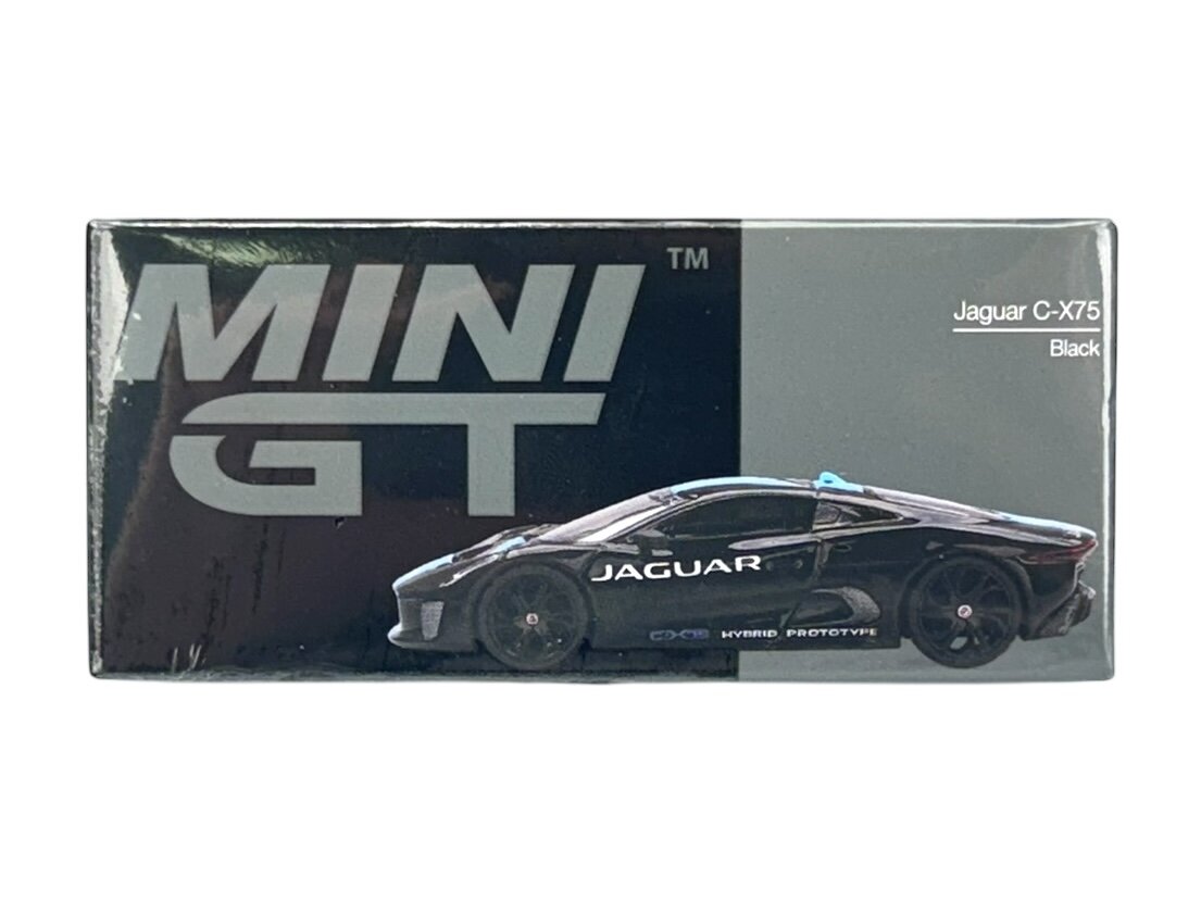 Opakowanie modelu samochodu z napisem \'MINI GT\' oraz grafiką czarnego samochodu z napisem \'JAGUAR\'. Widoczny tekst: \'Jaguar C-X75 Black\'.
