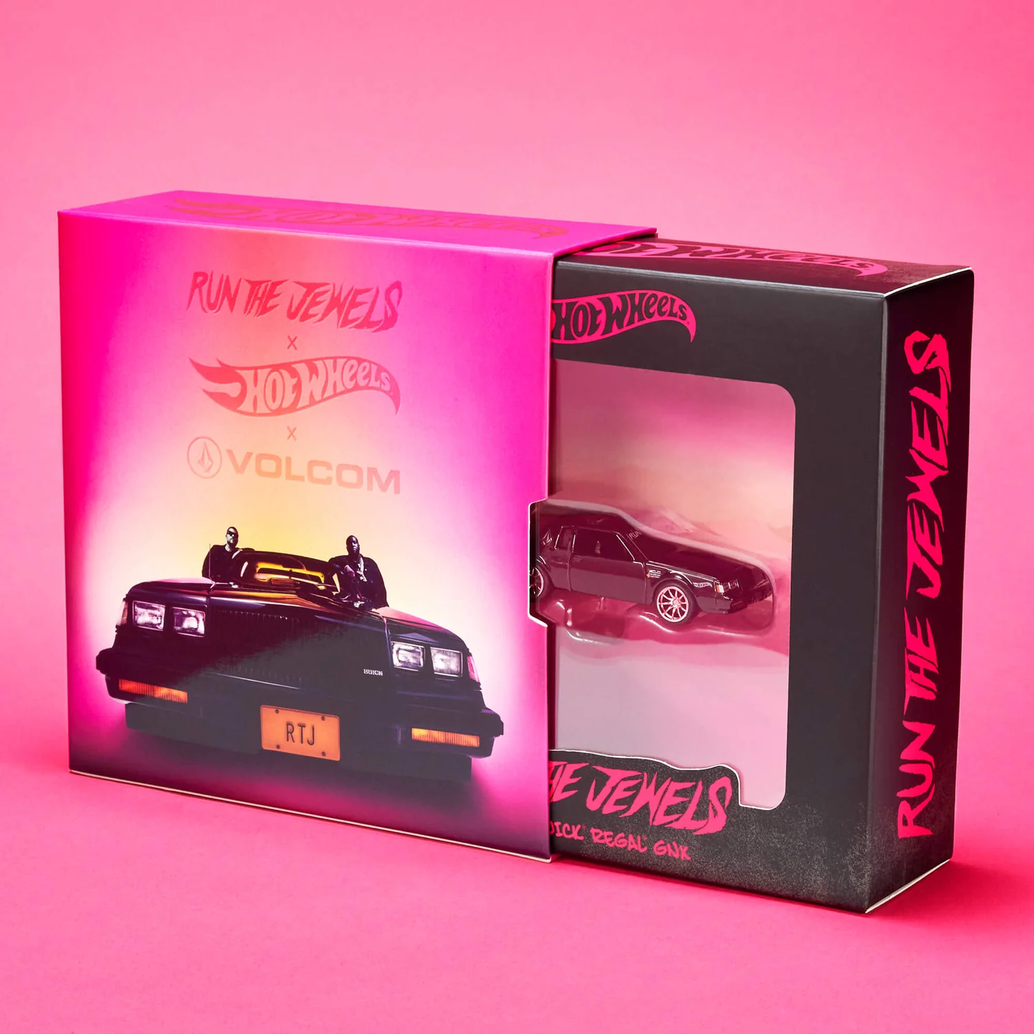 Opakowanie z modelem samochodu Hot Wheels, z widocznym napisem \'Run The Jewels x Hot Wheels x Volcom\' oraz ilustracją samochodu z tablicą rejestracyjną \'RTJ\'.