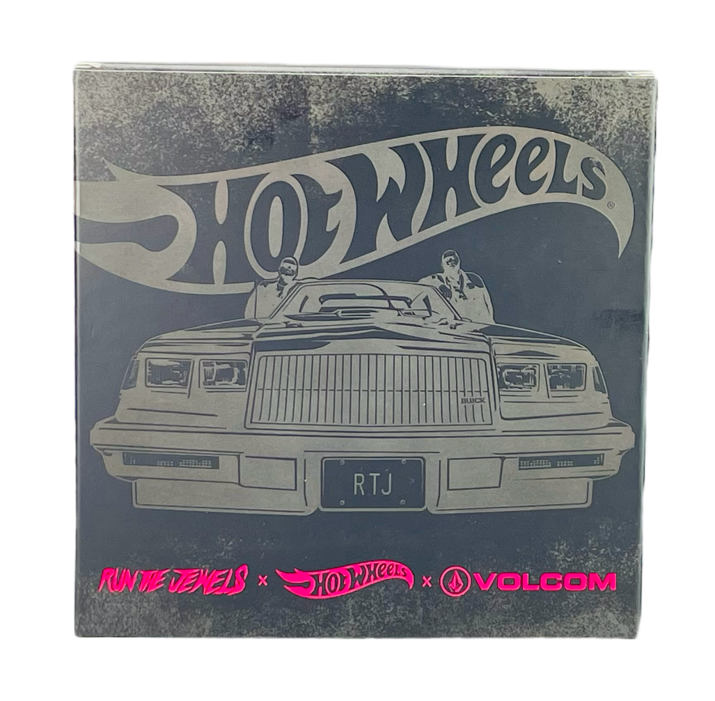 Na obrazie widoczny jest rysunek samochodu z przodu z tablicą rejestracyjną \'RTJ\', nad którym znajduje się logo \'Hot Wheels\'. Na dole widnieją napisy: \'RUN THE JEWELS\', \'Hot Wheels\', \'VOLCOM\'.