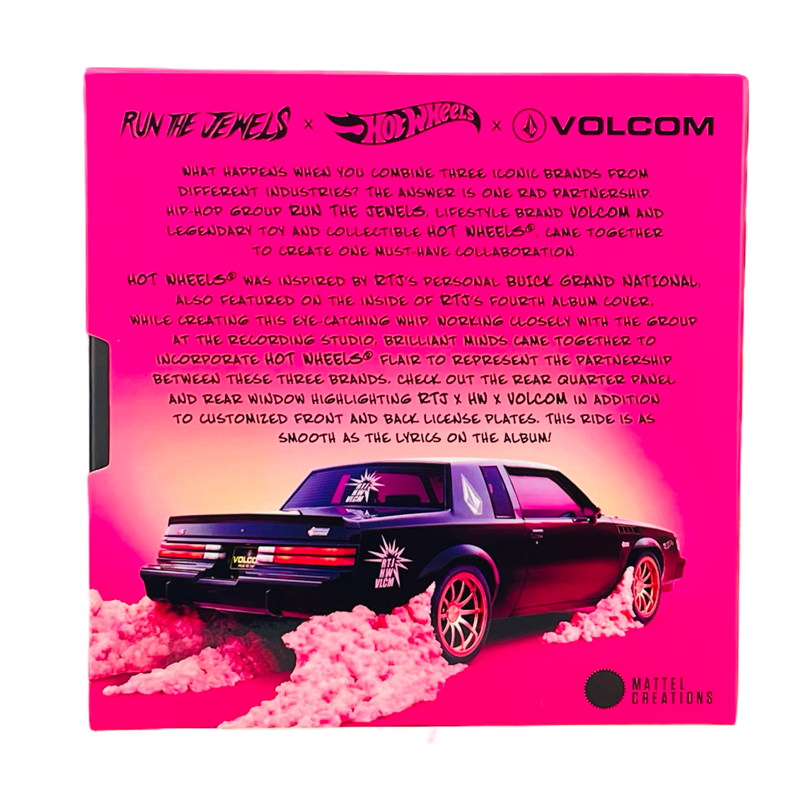 Na różowym tle znajduje się czarny samochód z różowymi felgami, otoczony różowym dymem. Widoczny jest tekst: \'RUN THE JEWELS x HOT WHEELS x VOLCOM\' oraz szczegółowy opis współpracy tych marek.