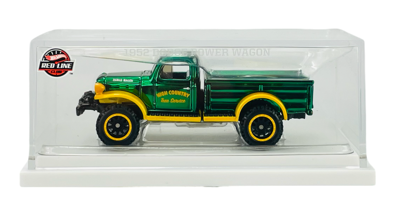 Model samochodu w kolorze zielonym z żółtymi akcentami, umieszczony w przezroczystym opakowaniu z napisem \'1952 DODGE POWER WAGON\'. Widoczne logo \'RED LINE\' oraz napis \'HIGH COUNTRY Fire Service\' na boku pojazdu.