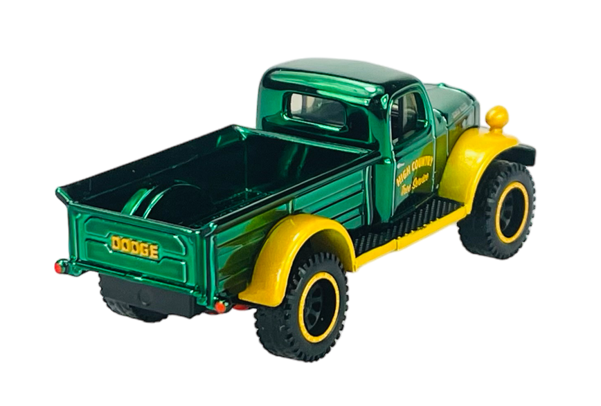 Model samochodu w kolorze zielonym z żółtymi błotnikami i napisem \'DODGE\' na tylnej klapie. Na drzwiach widoczny jest napis \'Moon Country Hot Wheels\'.