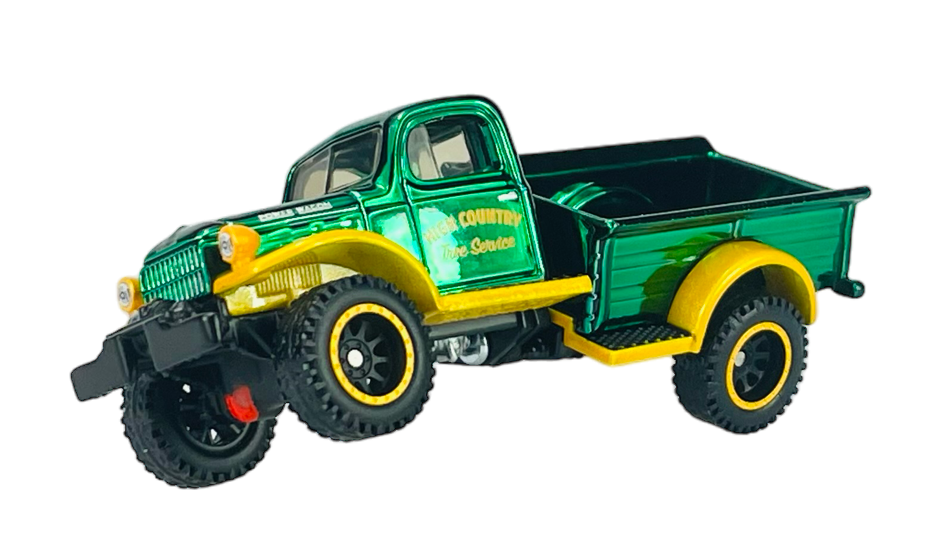Model samochodu ciężarowego w kolorze zielonym z żółtymi akcentami i czarnymi kołami. Na drzwiach widoczny jest napis \'HIGH COUNTRY Tire Service\'.