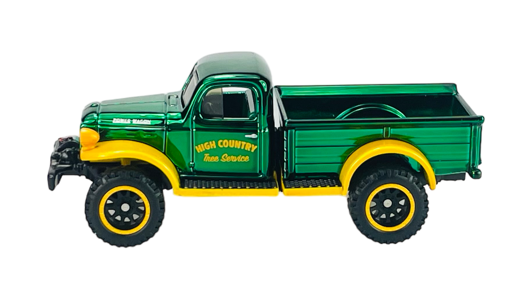 Model samochodu ciężarowego w kolorze zielonym z żółtymi akcentami i napisem \'High Country Tree Service\' na boku. Pojazd ma czarne koła z białymi detalami.