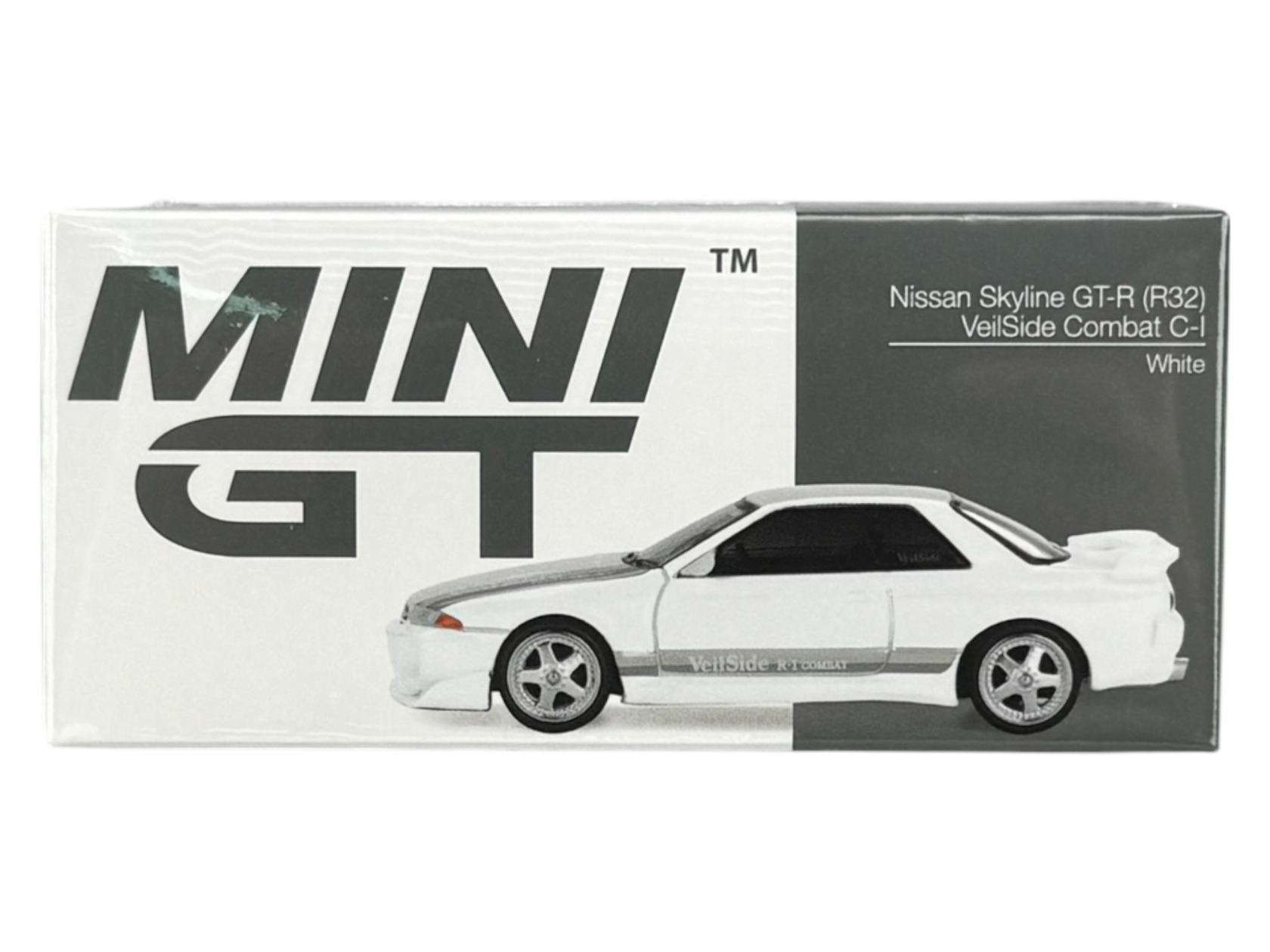 Opakowanie modelu samochodu z napisem \'MINI GT\' oraz ilustracją białego samochodu Nissan Skyline GT-R (R32) VeilSide Combat C-I. Na opakowaniu widnieje również tekst \'Nissan Skyline GT-R (R32) VeilSide Combat C-I White\'.