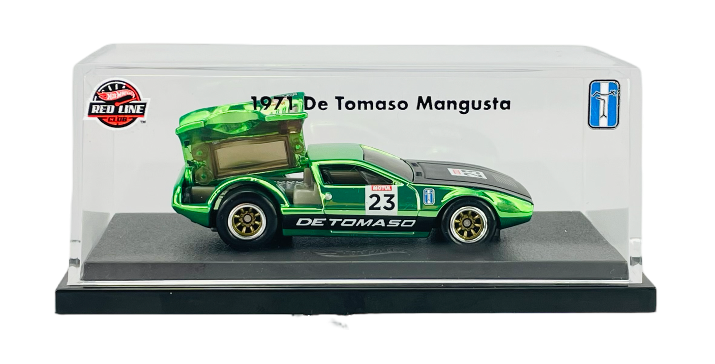 Model samochodu w kolorze zielonym z otwartym bagażnikiem, umieszczony w przezroczystej gablocie z napisem \'1971 De Tomaso Mangusta\'. Widoczne logo \'Red Line Club\' oraz numer \'23\' na drzwiach.