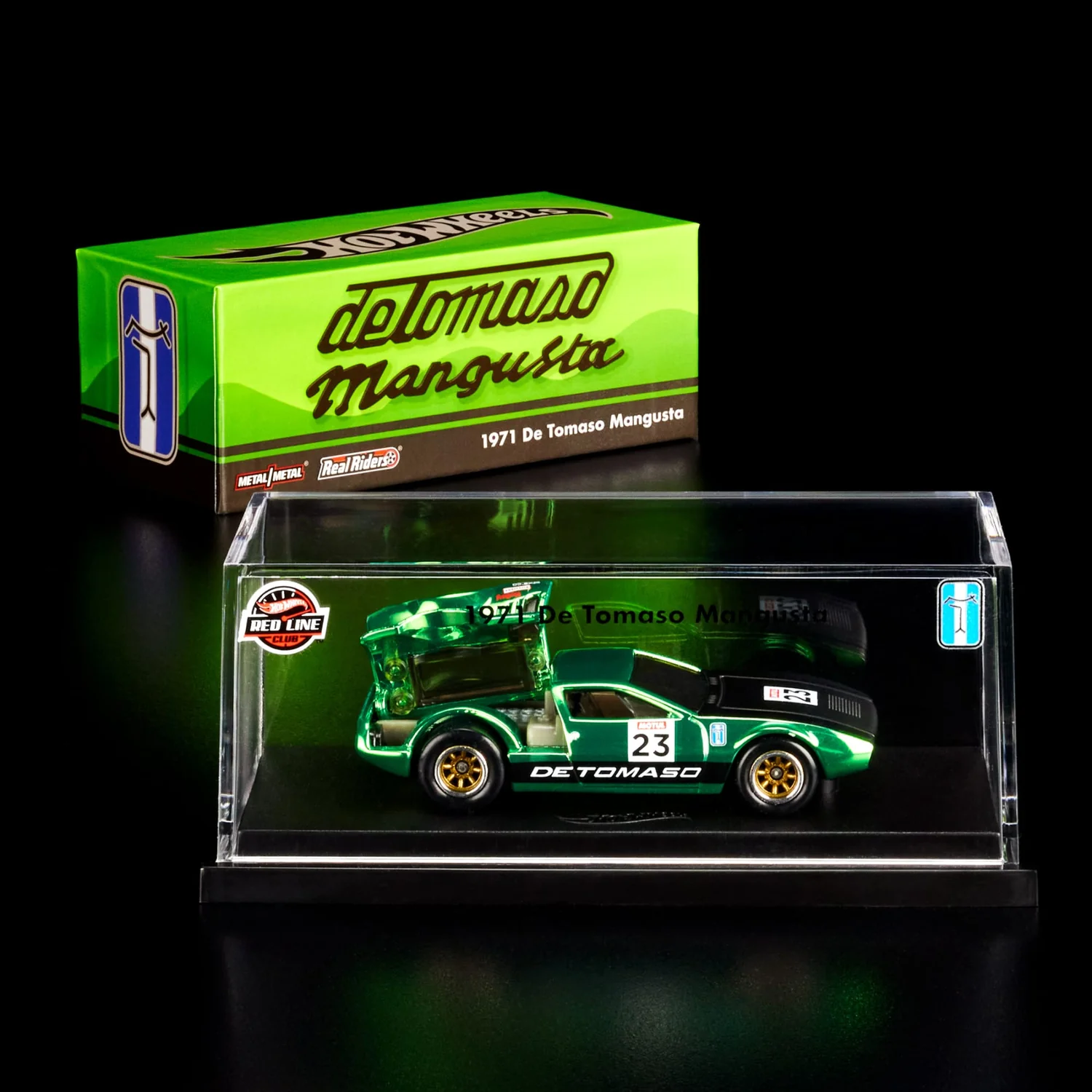Model samochodu De Tomaso Mangusta w zielonym kolorze znajduje się w przezroczystej gablocie z napisem \'1971 De Tomaso Mangusta\'. W tle widoczny jest zielony karton z logo i nazwą \'De Tomaso Mangusta\'.