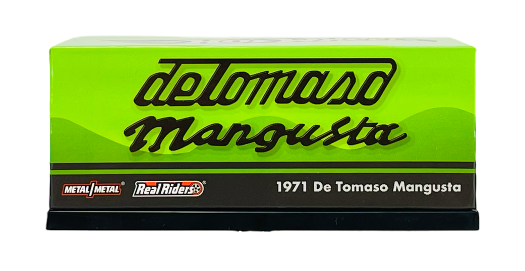 Opakowanie z napisem \'deTomaso Mangusta\' na zielonym tle oraz \'1971 De Tomaso Mangusta\' na czarnym pasku. Widoczne są także logotypy \'Metal/Metal\' i \'RealRiders\'.