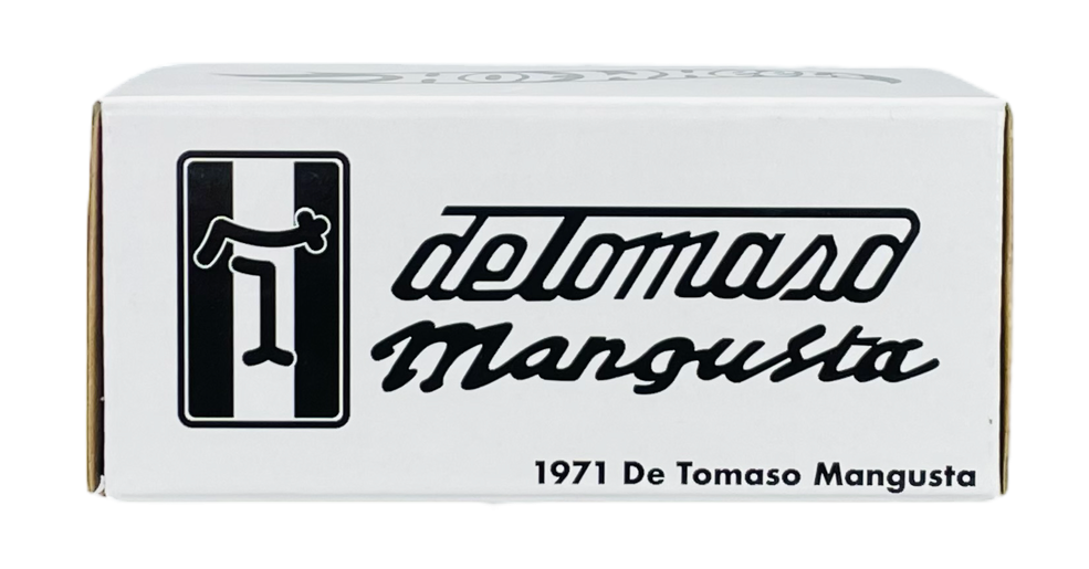 Białe pudełko z czarnym logo i napisem \'detomaso Mangusta\' oraz tekstem \'1971 De Tomaso Mangusta\'.