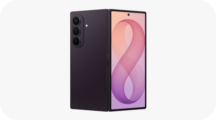 Smartfon z trzema aparatami z tyłu i wyświetlaczem z przodu, na którym widoczna jest grafika z cyfrą 8 w odcieniach różu i fioletu.