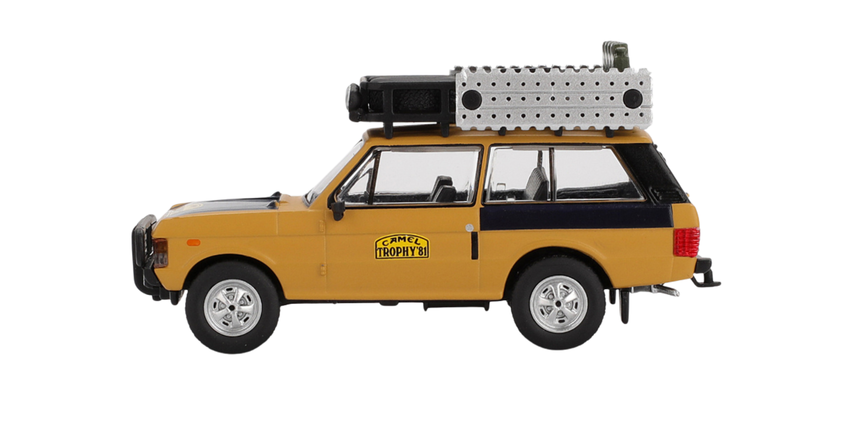 Model samochodu terenowego w kolorze żółtym z napisem \'Camel Trophy\' na drzwiach. Na dachu znajduje się bagażnik z dodatkowym wyposażeniem.