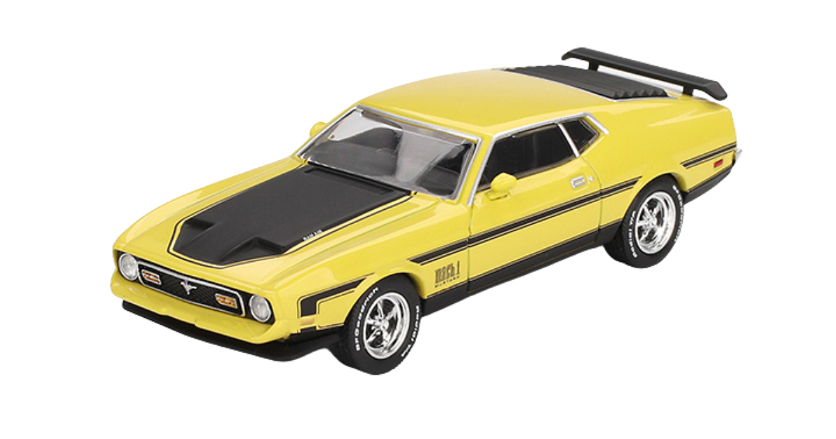 Model samochodu w skali 1:64 przedstawiający żółty Ford Mustang Mach1 z 1971 roku z czarnymi detalami i napisami \'Mach 1\' na boku. Samochód ma czarne felgi i spojler z tyłu.