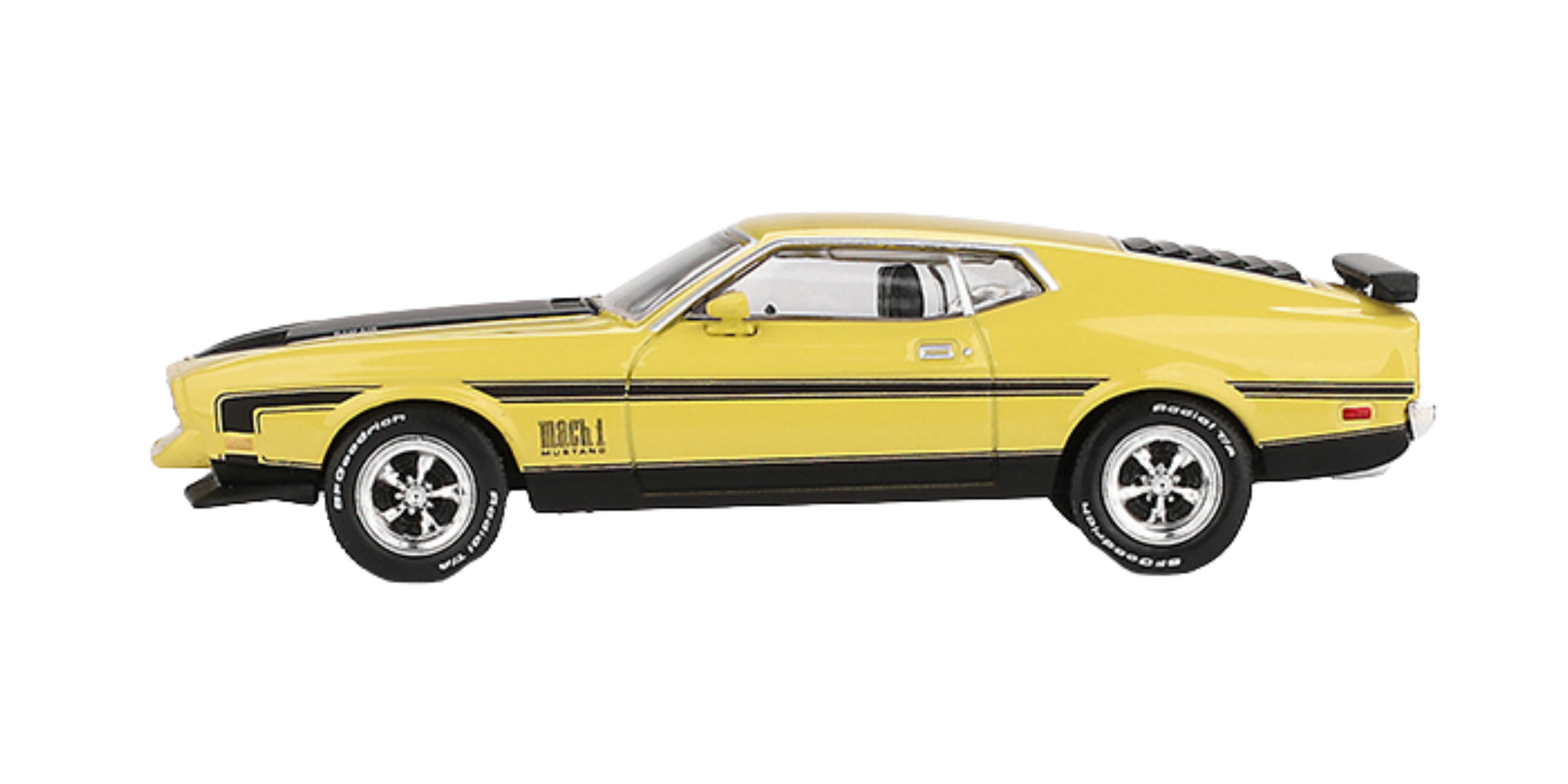 Model samochodu w skali 1:64 przedstawiający żółty Ford Mustang Mach1 z 1971 roku z czarnymi detalami i napisami \'Mach 1\' na boku. Samochód ma srebrne felgi i czarne opony z białymi napisami.