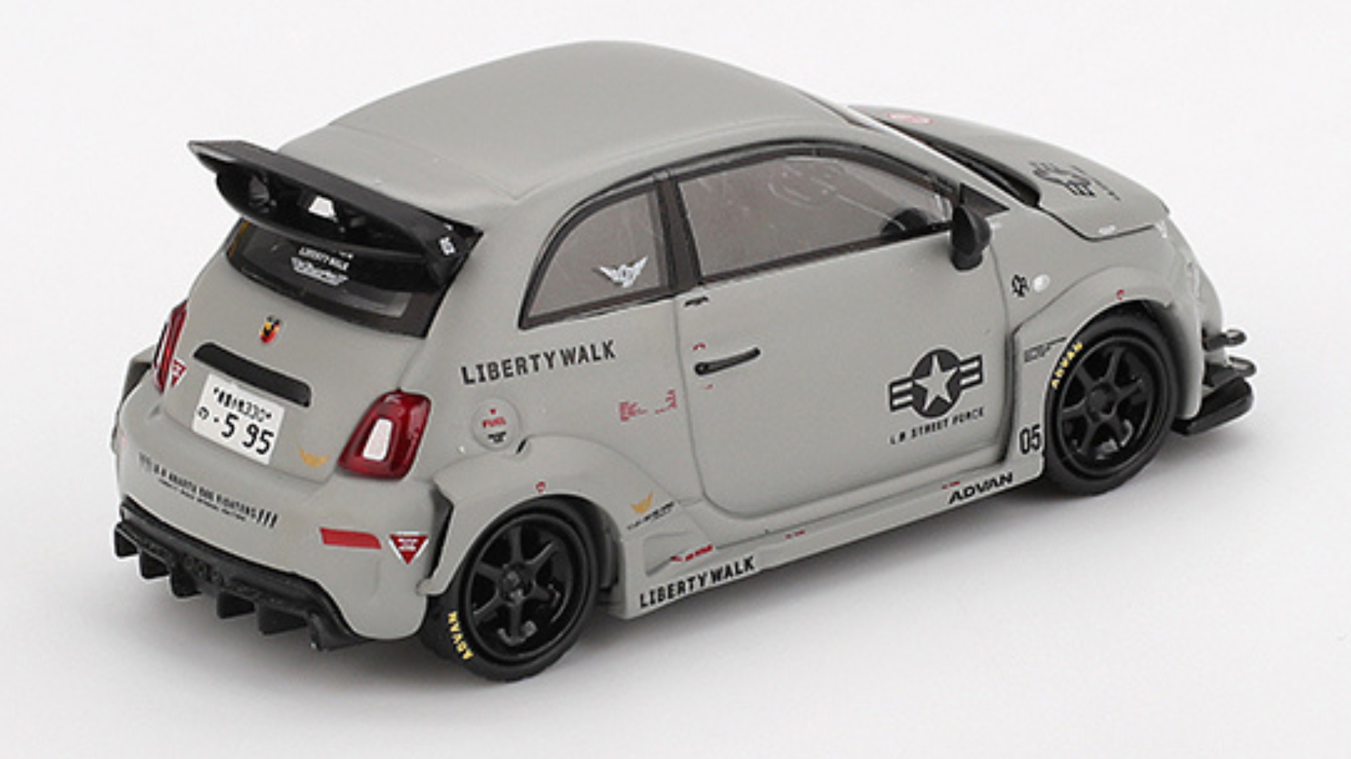 Model samochodu w kolorze szarym z czarnymi felgami, ozdobiony napisami \'LIBERTY WALK\' i \'L.D. STREET FORCE\'. Na tylnej szybie widoczne jest logo producenta, a na tablicy rejestracyjnej napis \'S 95\'.