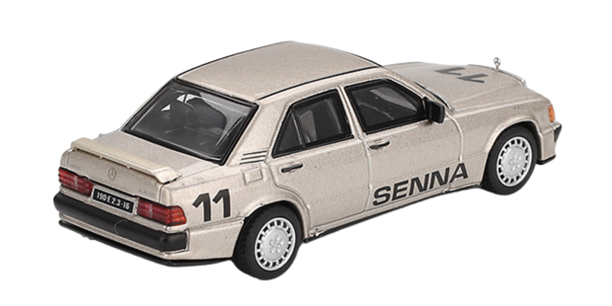 Model samochodu w kolorze beżowym z numerem 11 i napisem \'SENNA\' na boku. Na tylnej tablicy rejestracyjnej widnieje napis \'190 E 2.3-16\'.
