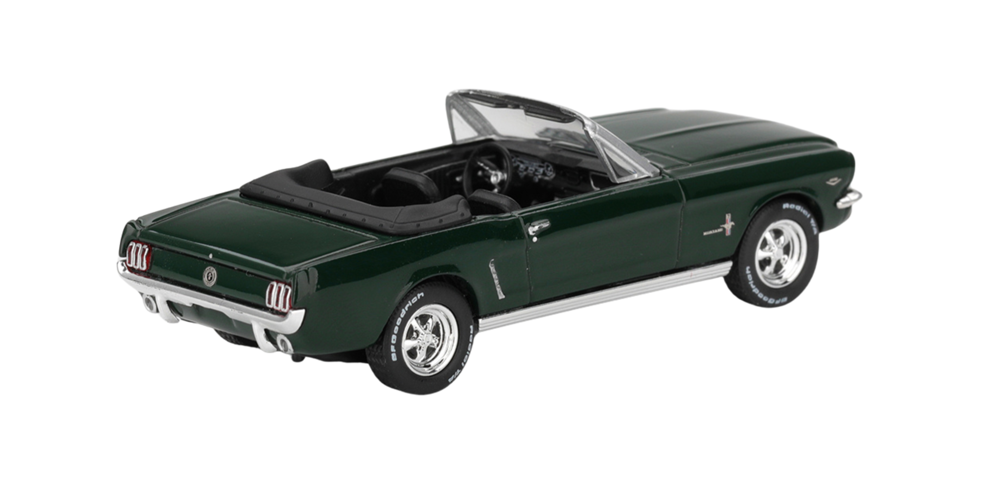 Model samochodu w skali 1:64 przedstawiający zielony kabriolet Ford Mustang z 1964 roku. Posiada szczegółowe elementy, takie jak otwarty dach i chromowane felgi.