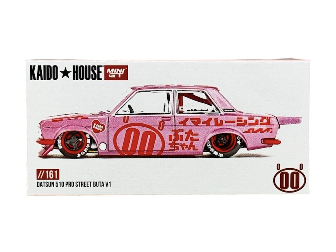 Opakowanie modelu samochodu w skali 1:64 z napisem \'KAIDO HOUSE MINI GT\' oraz grafiką różowego samochodu z numerem \'00\'. Widoczny tekst to \'DATSUN 510 PRO STREET BUTA V1\' oraz \'///161\'.