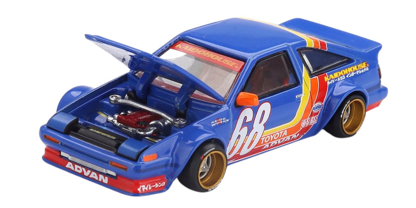 Model samochodu w skali 1:64 przedstawia niebieski pojazd z otwartą maską, odsłaniającą szczegóły silnika. Na karoserii widoczne są napisy \'KAIDOHOUSE\', \'TOYOTA\', \'ADVAN\' oraz numer \'68\'.