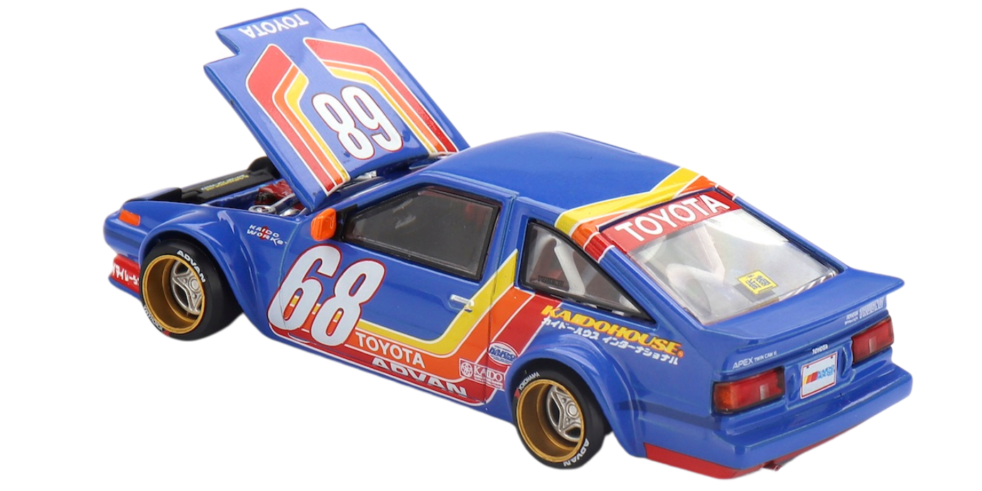 Model samochodu w skali 1:64 przedstawia niebieski pojazd z otwartą maską, ozdobiony numerami 68 i 89 oraz napisami \'TOYOTA\', \'KAIDOHOUSE\', \'ADAVAN\'.