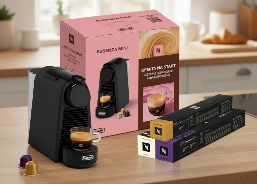 Na blacie kuchennym znajduje się czarny ekspres do kawy z filiżanką espresso oraz pudełko z napisem \'ESSENZA MINI\' i \'OFERTA NA START ZESTAW Z EKSPRESEM I KAWA NESPRESSO\'. Obok leżą trzy opakowania kapsułek do kawy oraz kilka pojedynczych kapsułek w różnych kolorach.