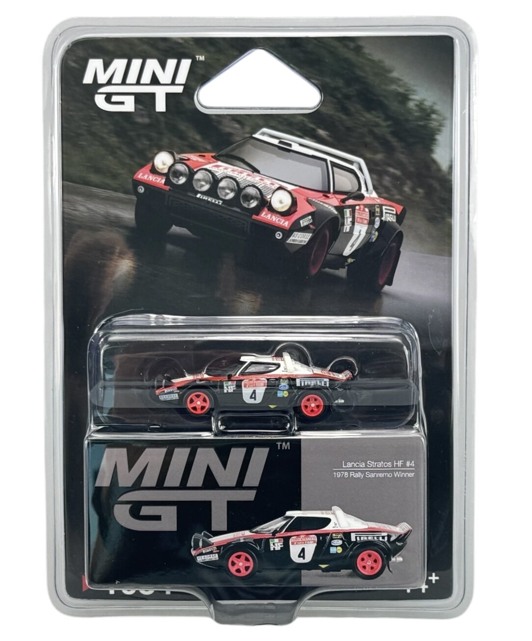 Opakowanie z modelem samochodu Mini GT, przedstawiające Lancia Stratos HF #4 z 1978 roku, z widocznym logo \'MINI GT\'. Model jest w skali 1:64, umieszczony w przezroczystym blistrze, z tłem przedstawiającym zdjęcie pełnowymiarowego samochodu rajdowego.