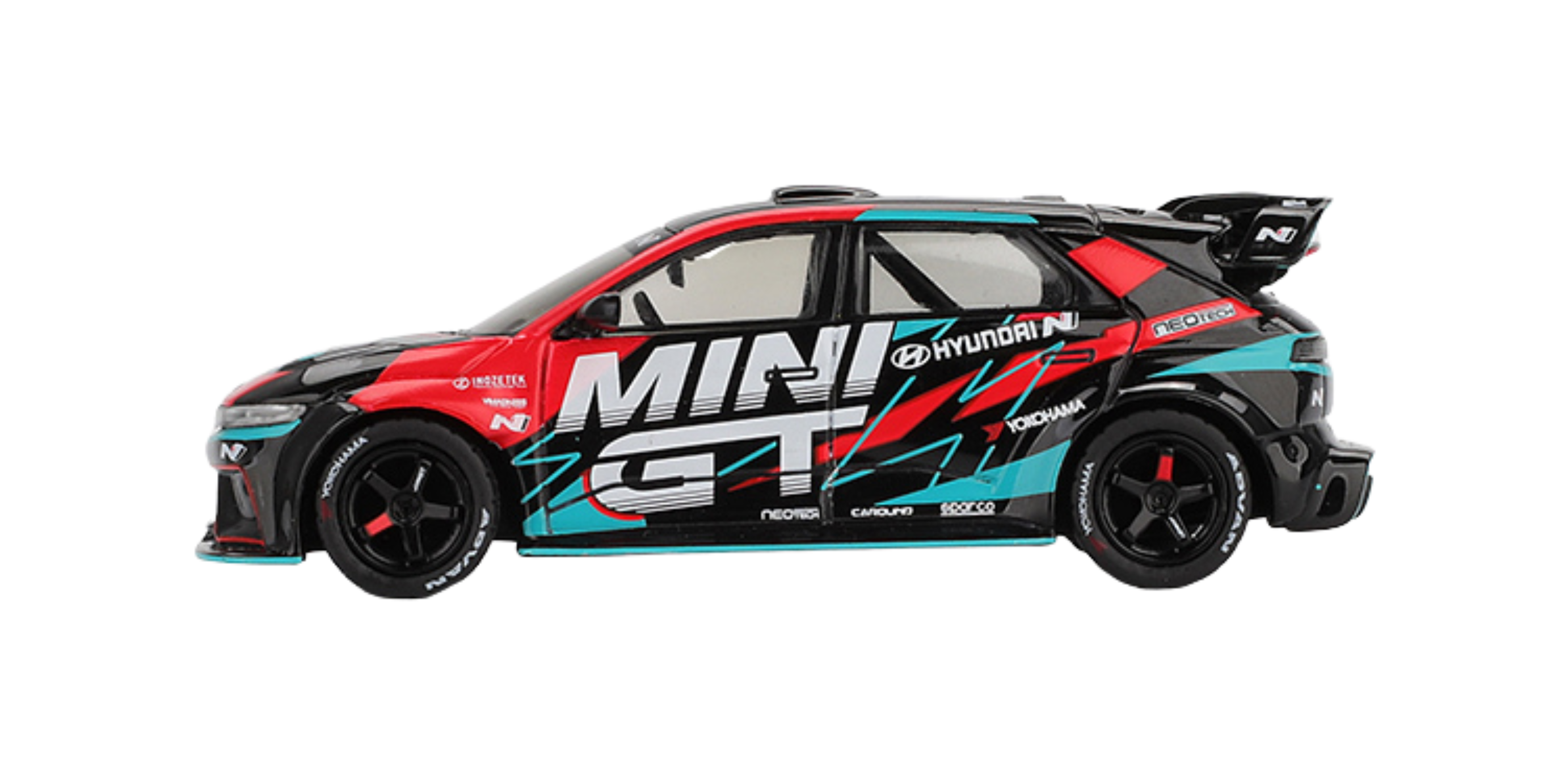 Model samochodu wyścigowego w skali 1:64 z napisem \'MINI GT\' na boku, w kolorach czarnym, czerwonym i niebieskim, z widocznymi logotypami Hyundai i Yokohama.