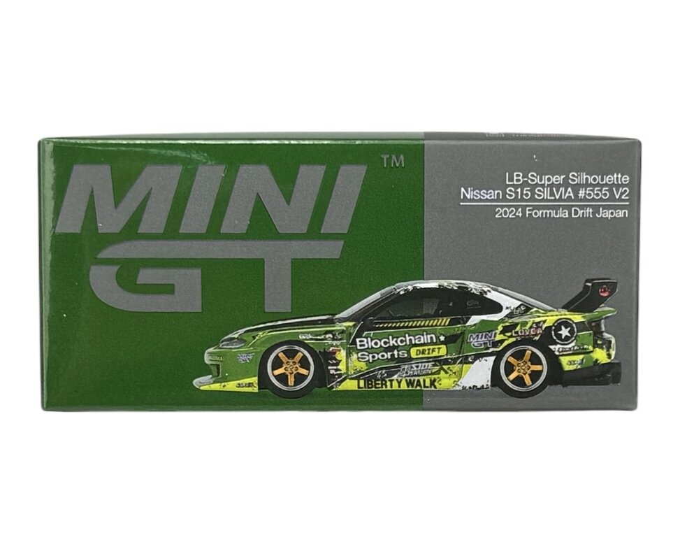 Opakowanie modelu samochodu Mini GT z grafiką zielonego auta wyścigowego i napisami: \'LB-Super Silhouette Nissan S15 SILVIA #555 V2\' oraz \'2024 Formula Drift Japan\'.