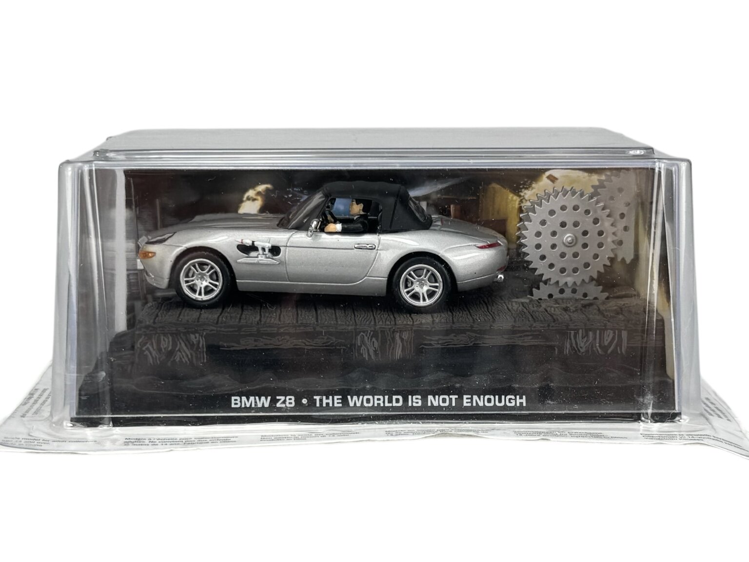 Model samochodu BMW Z8 w skali 1:43 w przezroczystym opakowaniu z napisem \'BMW Z8 • THE WORLD IS NOT ENOUGH\'.