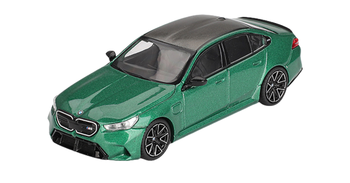 Model samochodu w kolorze zielonym z czarnym dachem, przedstawiający szczegółowy design pojazdu. Na przodzie widoczne jest logo producenta.