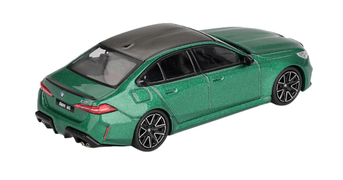 Model samochodu w kolorze zielonym z czarnym dachem, przedstawiający BMW M5. Na tablicy rejestracyjnej widnieje napis \'BMW M5\'.
