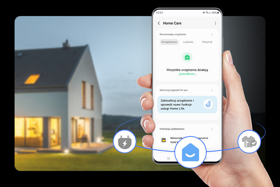 bespieczenstwo Na obrazie widać dłoń trzymającą smartfon z aplikacją \'Home Care\', na której widnieje tekst: \'Wszystkie urządzenia działają prawidłowo\'. W tle znajduje się oświetlony dom jednorodzinny.