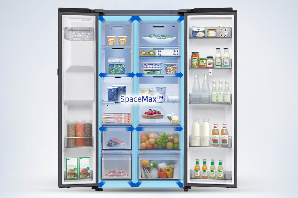 ldoówka side by side rs90f66befeo z technologią SpaceMax Otwarta lodówka z widocznymi półkami wypełnionymi różnymi produktami spożywczymi, takimi jak owoce, warzywa, napoje i pojemniki z jedzeniem. Na drzwiach lodówki widoczny jest napis \'SpaceMax™\'.