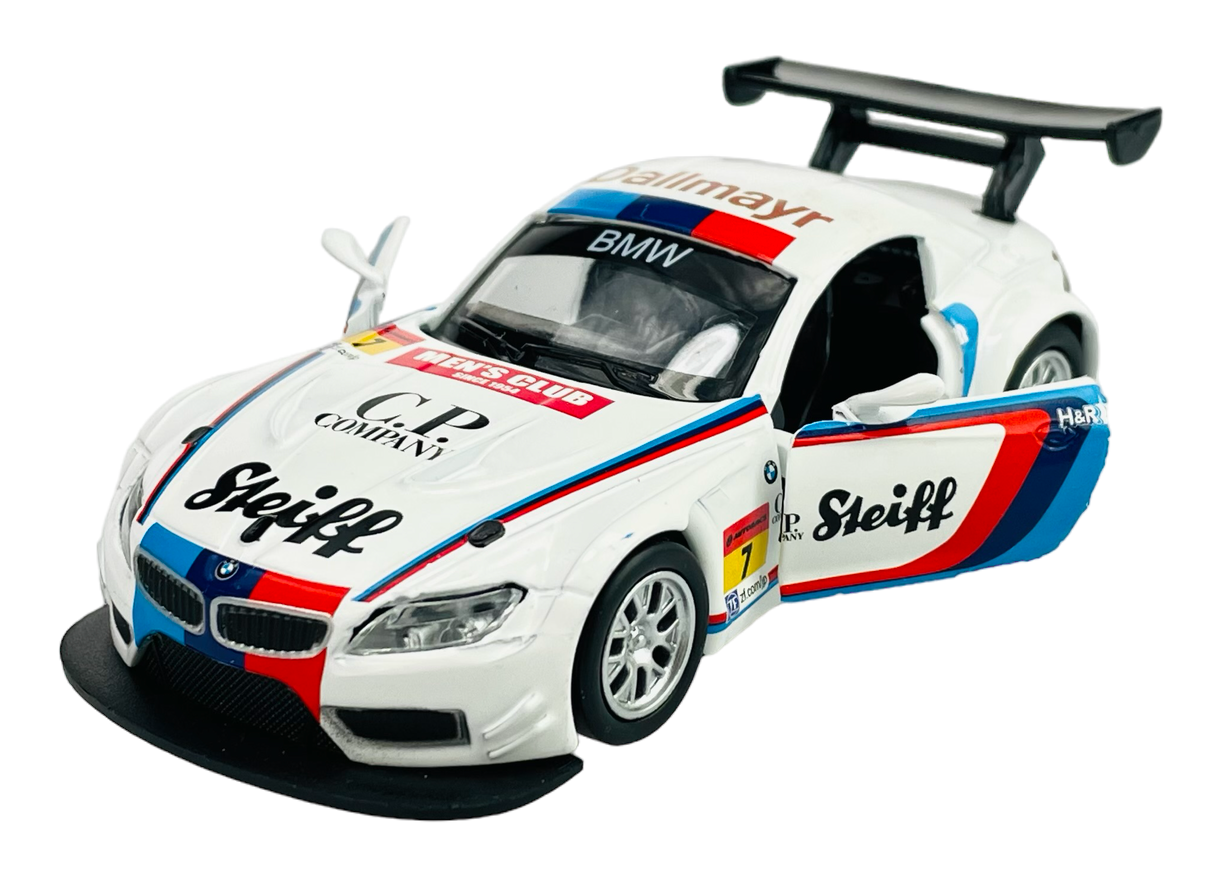 Model samochodu wyścigowego w kolorze białym z otwartymi drzwiami, ozdobiony napisami \'Steiff\', \'CP Company\' oraz \'BMW\'. Na masce i drzwiach widoczne są kolorowe paski oraz numer \'7\'.