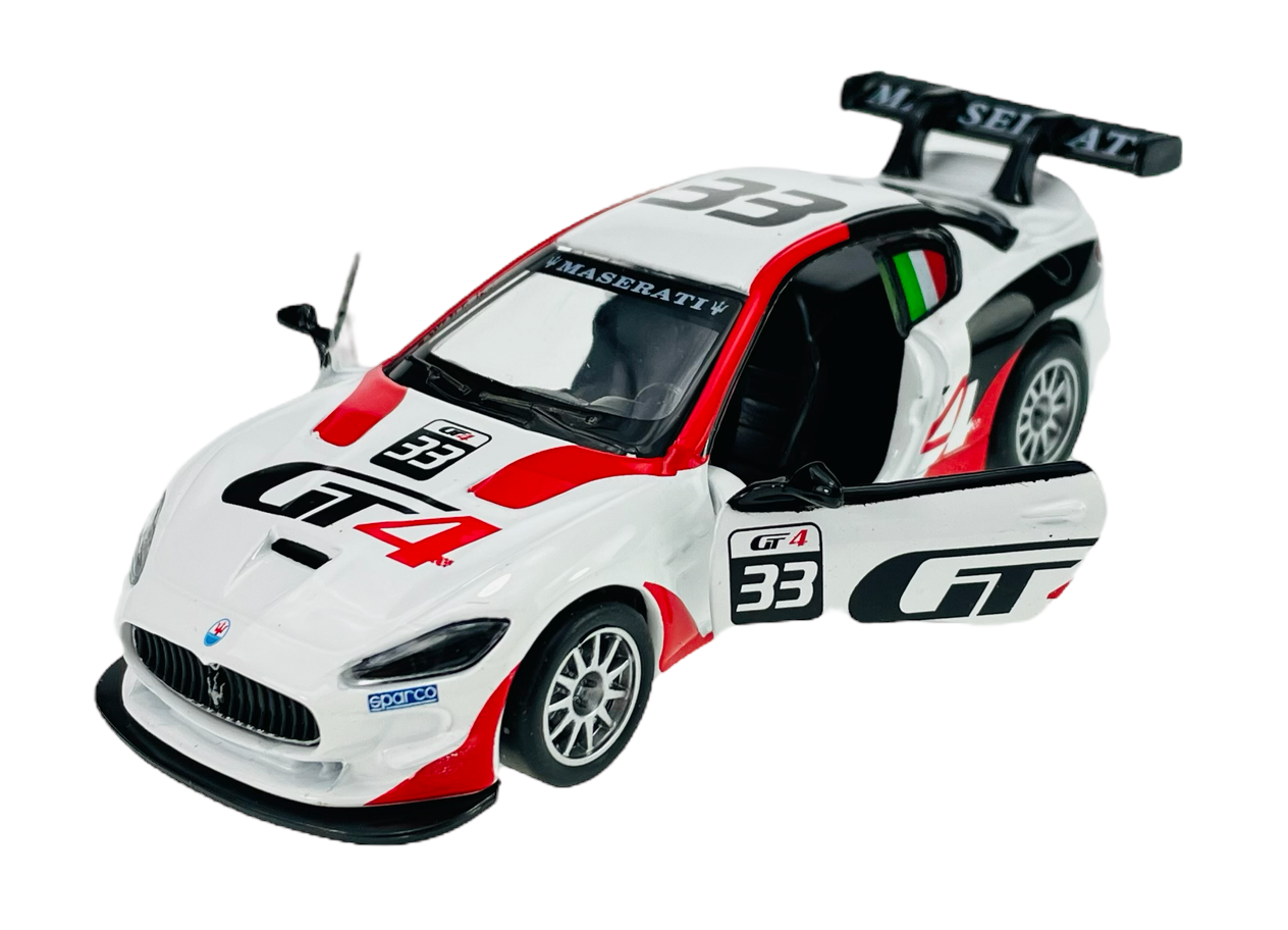 Model samochodu wyścigowego w skali 1:43, biało-czerwony z numerem 33 i oznaczeniem GT4. Na masce i drzwiach widoczne są napisy \'GT4\' i \'33\', a na tylnej lotce logo \'MASERATI\'.