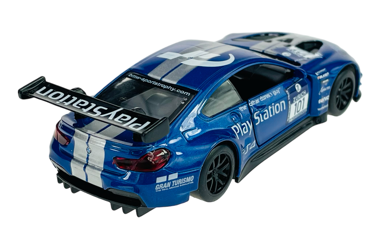 Model samochodu wyścigowego w kolorze niebieskim z białymi pasami i napisami \'PlayStation\' oraz \'Gran Turismo\'. Samochód posiada duży tylny spojler i czarne felgi.