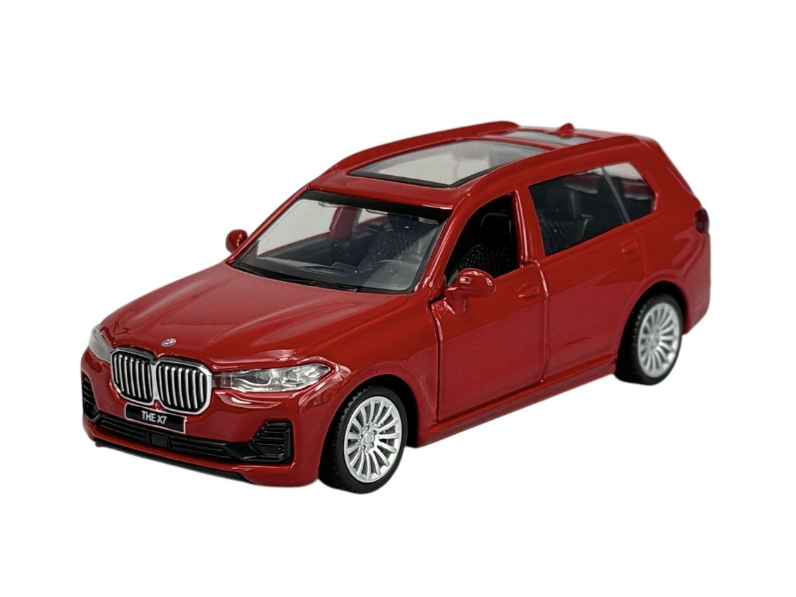 Czerwony model samochodu z otwartymi drzwiami i widocznym logo BMW na masce. Na tablicy rejestracyjnej widnieje napis \'THE X7\'.
