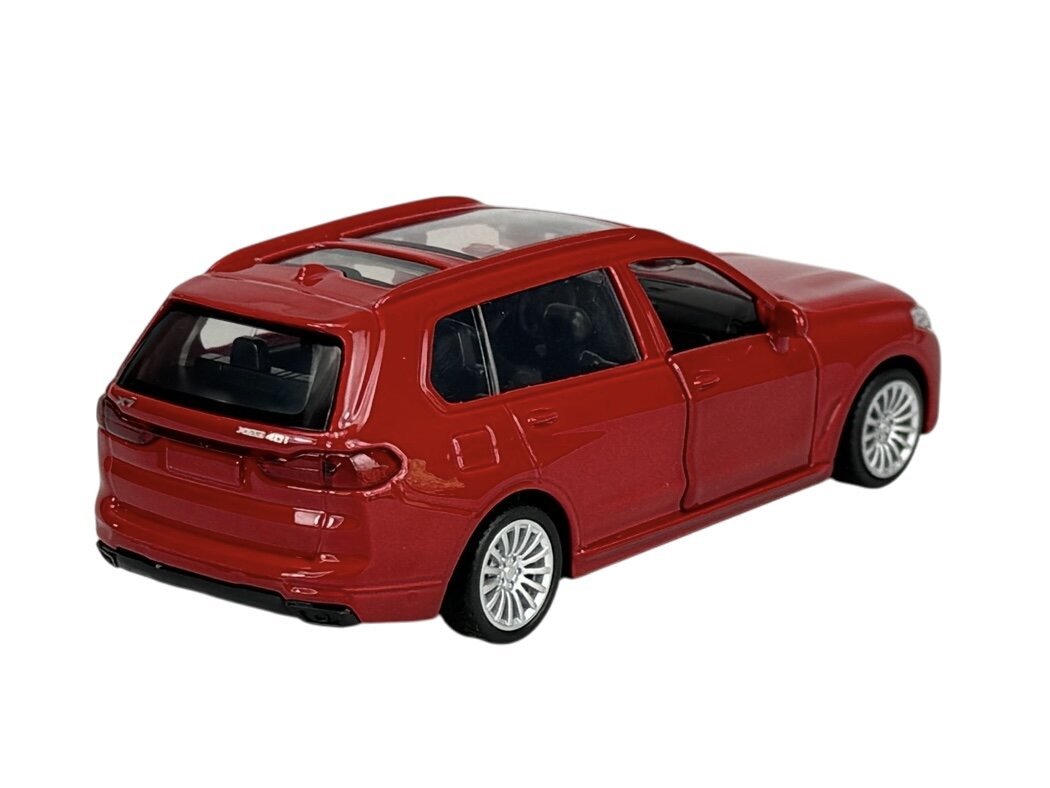 Czerwony model samochodu typu SUV z otwartymi drzwiami i widocznym wnętrzem. Na tylnej klapie widoczny jest napis \'X7 G07\'.