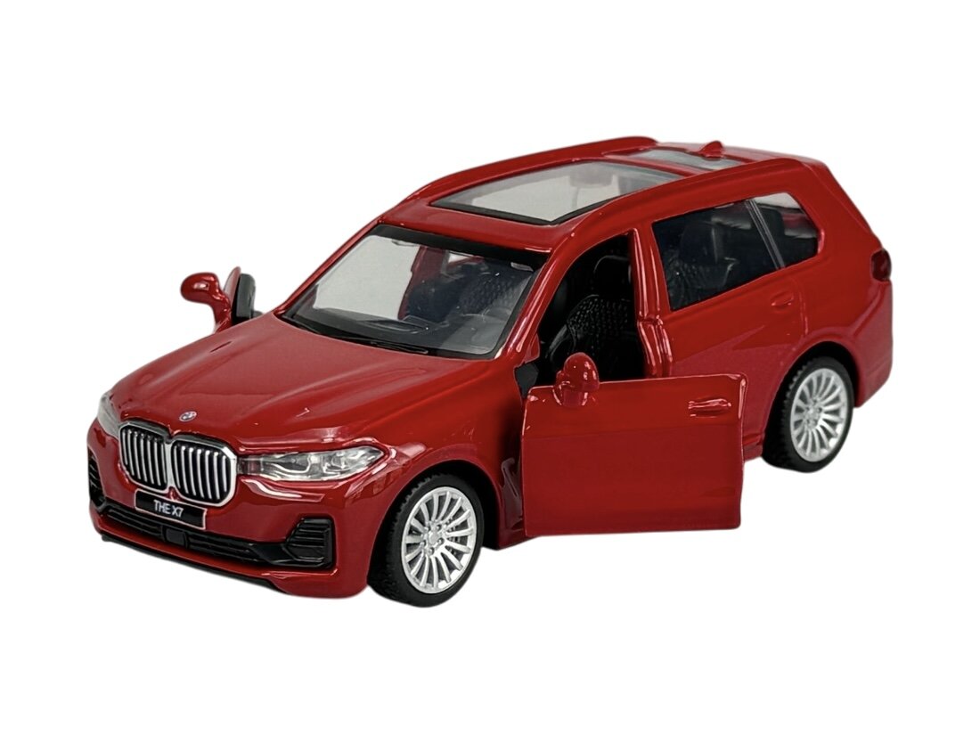 Czerwony model samochodu z otwartymi drzwiami i widocznym logo BMW na masce. Na tablicy rejestracyjnej widnieje napis \'THE X7\'.