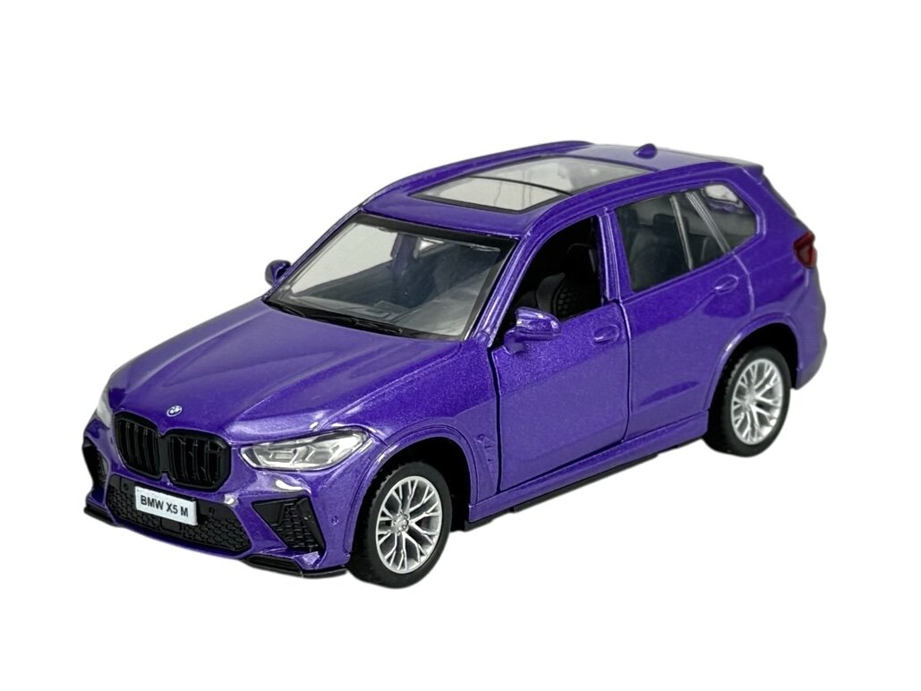 Model samochodu w kolorze fioletowym z widocznym napisem \'BMW X5 M\' na tablicy rejestracyjnej. Posiada przezroczysty dach i szczegółowe wykończenia.