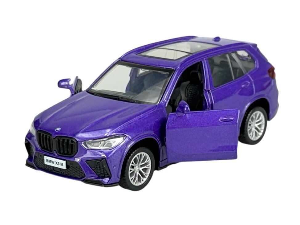 Model samochodu w kolorze fioletowym z otwartymi drzwiami i widocznym napisem \'BMW X5 M\' na tablicy rejestracyjnej. Samochód ma przezroczysty dach i szczegółowe wykończenia.