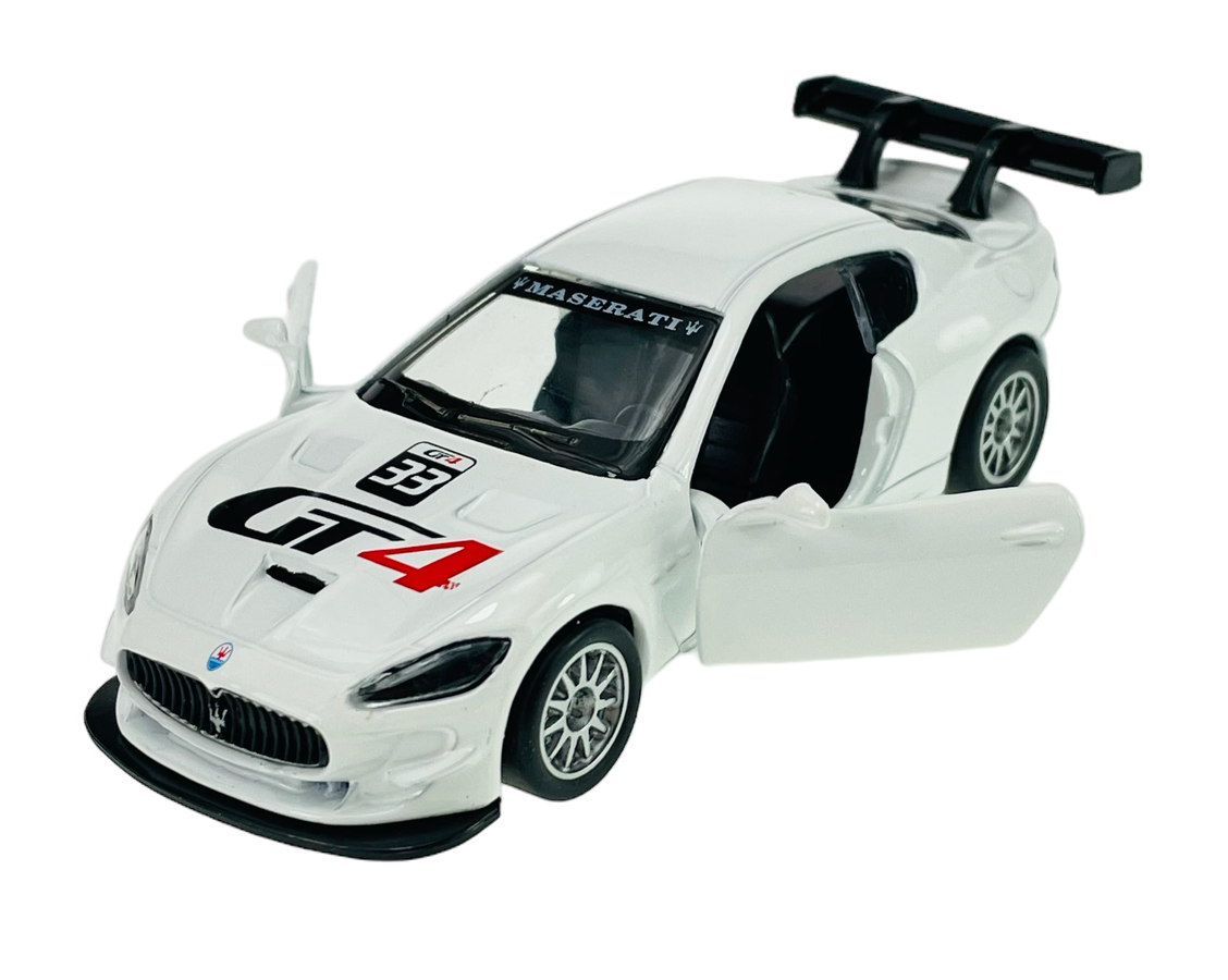 Model samochodu wyścigowego w skali 1:43, w kolorze białym z otwartymi drzwiami. Na masce widoczny jest napis \'GT4\' oraz numer \'33\', a na przedniej szybie logo \'MASERATI\'.