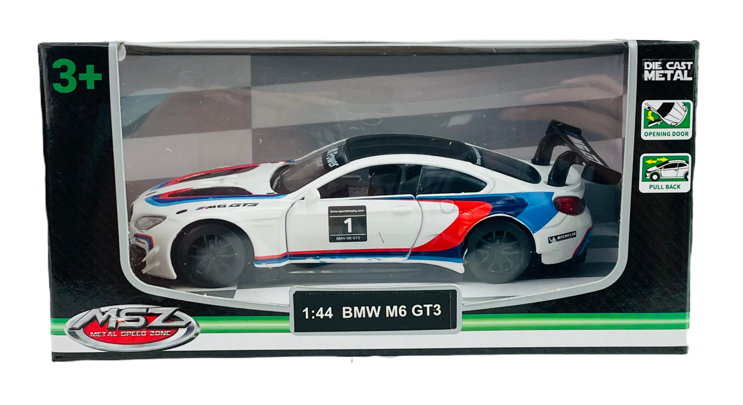 Model samochodu BMW M6 GT3 w skali 1:44, w kolorze białym z niebiesko-czerwonymi akcentami, znajduje się w opakowaniu z przezroczystym frontem. Na opakowaniu widnieje napis \'MSZ Metal Speed Zone\' oraz oznaczenia \'Die Cast Metal\', \'Opening Door\', \'Pull Back\'.